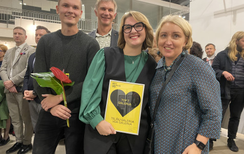 ArtVilnius 2023 Is kaires skulptorius Donatas Repeika, VDA prorektorius Marius Irsenas VDA Telsiu galerijos galerininke Emilija VDA rektore Ieva Skaurone.jpg